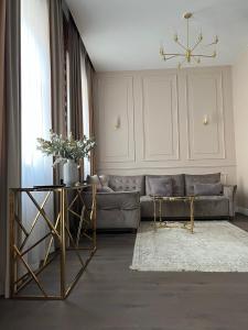 uma sala de estar com um sofá e uma mesa em Old town apartment em Kaunas
