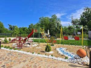 un parque con parque infantil con tobogán en Di Mare Holiday Apartments en Kranevo