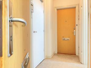 エスビャウにあるStudio Apartment In Esbjerg, Strandbygade 81の空廊下 +8枚の写真