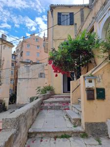 alejka ze schodami prowadzącymi do budynku w obiekcie Mary's Art House in the center of Old town w Korfu