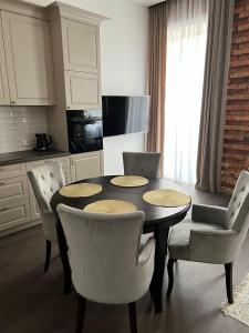 cocina con mesa y sillas en Old town apartment en Kaunas