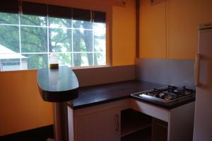 Cuisine ou kitchenette dans l'établissement Camping La Bergerie