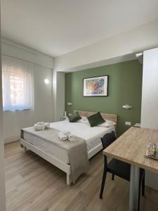 ein Schlafzimmer mit einem Bett und einem Tisch darin in der Unterkunft MoMa B&B in Corigliano Calabro