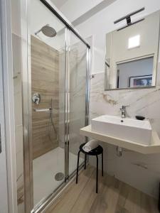 ein Bad mit einem Waschbecken und einer Dusche in der Unterkunft MoMa B&B in Corigliano Calabro