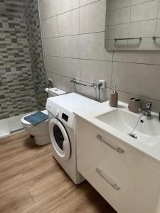La salle de bains est pourvue d'un lave-linge et d'un lavabo. dans l'établissement Canaima 307, à Puerto Rico