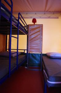 Un ou plusieurs lits dans un hébergement de l'établissement Camping La Bergerie