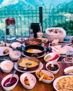 una mesa cubierta con muchos platos de comida en SIRT BUTİK HOTEL, en Akcaabat