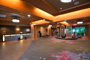 a large lobby with a large rug on the floor at Kasuitei Ooya in Fujikawaguchiko