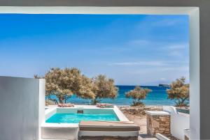 een villa met een zwembad en uitzicht op de oceaan bij ΚΑΤΟΙΚΙΑ ΜΕ ΜΙΝΙ ΠΙΣΙΝΑ ΣΤΗΝ ΠΑΡΑΛΙΑ 3 Larerooms 3 in Kithnos