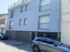 un coche plateado estacionado frente a un edificio en Adua apartments ospedale clinica Santa Rita, en Vercelli