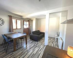 un salon avec une table et un canapé dans l'établissement Appartement à la montagne, à Lamoura 7 autres photos