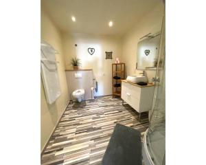 une salle de bain avec toilettes, lavabo et douche dans l'établissement Appartement à la montagne, à Lamoura