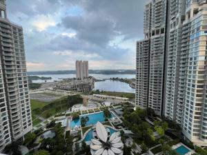 een luchtzicht op een stad met hoge gebouwen bij Teega Suites Puteri Harbour_5min Legoland #6Pax (16) in Nusajaya