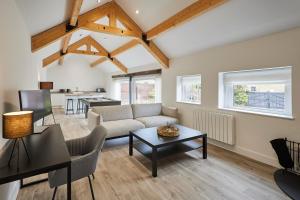 uma sala de estar com um sofá e uma mesa em Host & Stay - The Hay Loft em Wakefield