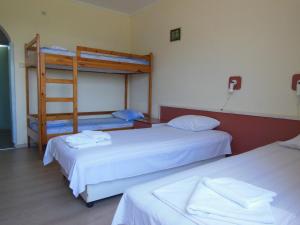 Divstāvu gulta vai divstāvu gultas numurā naktsmītnē Hotel Ankor