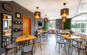 Reštaurácia alebo iné gastronomické zariadenie v ubytovaní Hotel Millennium