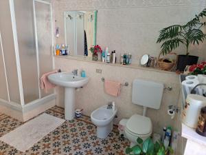 um banheiro com vaso sanitário e pia em Camera Privata Vicino al Teatro Ariston em Sanremo