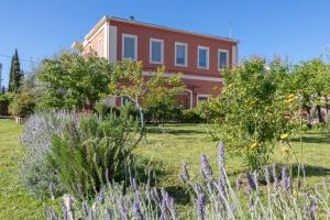 una casa con un jardín delante de ella en Corfu River Loft en Potamós