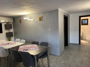 une chambre avec une table et des chaises et une salle de bains. dans l'établissement Casa Cernat, à Albac