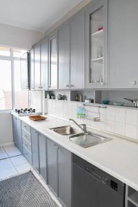 kuchnia z białymi szafkami i zlewem w obiekcie Wonder Homes- Spectacular View 6BR, 2BA, Rooftop w Stambule