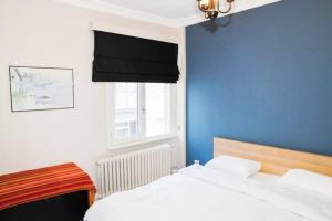 niebiesko-biała sypialnia z łóżkiem i oknem w obiekcie Wonder Homes- Spectacular View 6BR, 2BA, Rooftop w Stambule