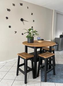 una mesa y un taburete con una araña en la pared en Appartement Les 7 Roses en Vitry-le-François