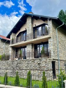 un edificio con balcones en un lateral en Rodopski Ailyak, en Dospat