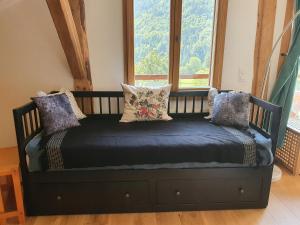 un banco negro en una habitación con ventana en Chalet Liberte en Saint-Jean-dʼAulps