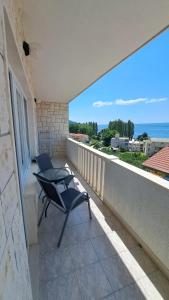 balcone con sedia e vista sull'oceano di Apartments Duce (122) a Duće