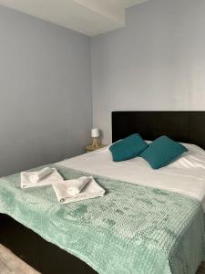 a bedroom with a bed with two towels on it at Appartement Les 7 Roses in Vitry-le-François