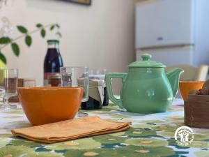 une table avec un pot vert au-dessus d'une table dans l'établissement Le Cèdre du Parc de la Dame, à Latour-Bas-Elne