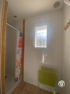 La salle de bains est pourvue d'une douche et d'une fenêtre. dans l'établissement Le Cèdre du Parc de la Dame, à Latour-Bas-Elne