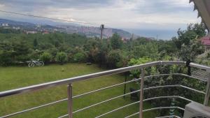 een balkon met uitzicht op een tuin bij Aydınlar villa in Bostancı