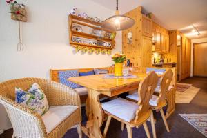 - une salle à manger avec une table et des chaises en bois dans l'établissement Rothornblick 19, à Arosa