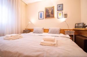 - une chambre avec 2 lits et des serviettes dans l'établissement Rothornblick 19, à Arosa