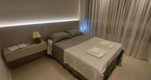 Katil atau katil-katil dalam bilik di Apartamento Metalic com lareira ecológica