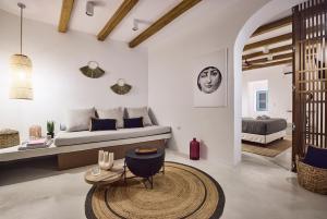 un soggiorno con letto e tappeto di Syroc Maison a Ermoupoli