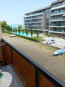 een balkon met uitzicht op een parkeerplaats bij Sunrise Apartman in Siófok