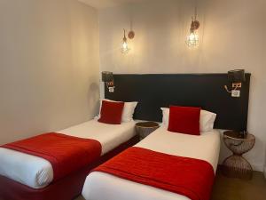 Ένα ή περισσότερα κρεβάτια σε δωμάτιο στο Hôtel Eiffel Rive Gauche