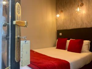 Ένα ή περισσότερα κρεβάτια σε δωμάτιο στο Hôtel Eiffel Rive Gauche