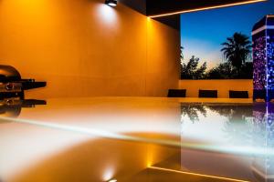 a room with a glass table and a fountain at Lacme Luxury Las Americas in Adeje
