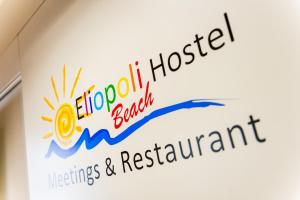 ein Schild für ein Krankenhaustreffen und ein Restaurant in der Unterkunft Eliopoli Beach Hostel & Restaurant in Tirrenia