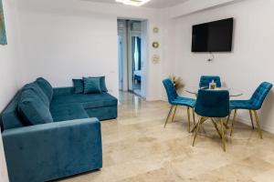 エフォリエ・ノルドにあるMavi Apartamentの青いソファとテーブルのあるリビングルーム