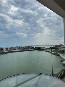 エフォリエ・ノルドにあるMavi Apartamentの建物の水の景色