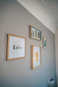 eine Gruppe von Bildern, die an einer Wand hängen in der Unterkunft Superbe Appartement centre ville in Pont-Saint-Esprit