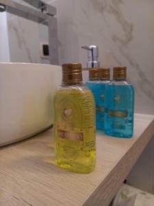 dos botellas de jabón están sentadas en un mostrador en Sole amarè guest house, en Bari