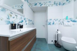 La salle de bains est pourvue de toilettes et d'un lavabo orné de fleurs bleues. dans l'établissement Studio, 70 steps from the beach, à Baška 14 autres photos