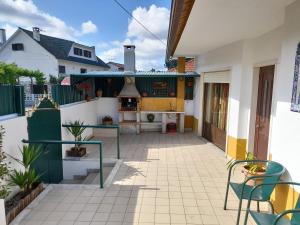 un patio en una casa con balcón en Casa da Avo dos Anjos, en Casais de São Mamede