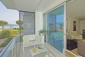 een woonkamer met een balkon met uitzicht op de oceaan bij Bristol Exclusive 2-5 by Wonderful Italy in Lonato