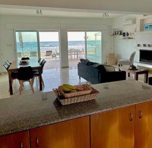 eine Küche und ein Wohnzimmer mit Meerblick in der Unterkunft Sayers Beachfront Villa in Perivolia